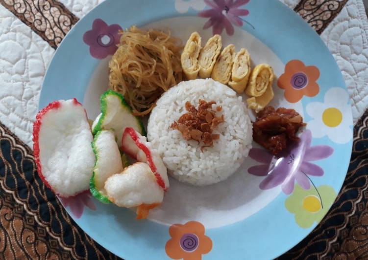 Nasi uduk magic com