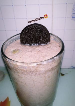 A picture of Oreo Shake (with vanilla icecream)😋😋.