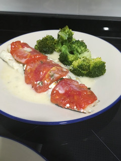 Una foto de Bacalao en papillote con queso feta, hierbabuena y tomate