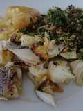 Bacalhau assado com batatas a murro e migas de couve com feijão azuki