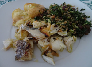 Foto de Bacalhau assado com batatas a murro e migas de couve com feijão azuki