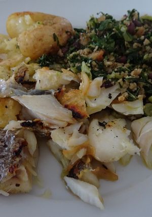 Foto de Bacalhau assado com batatas a murro e migas de couve com feijão azuki