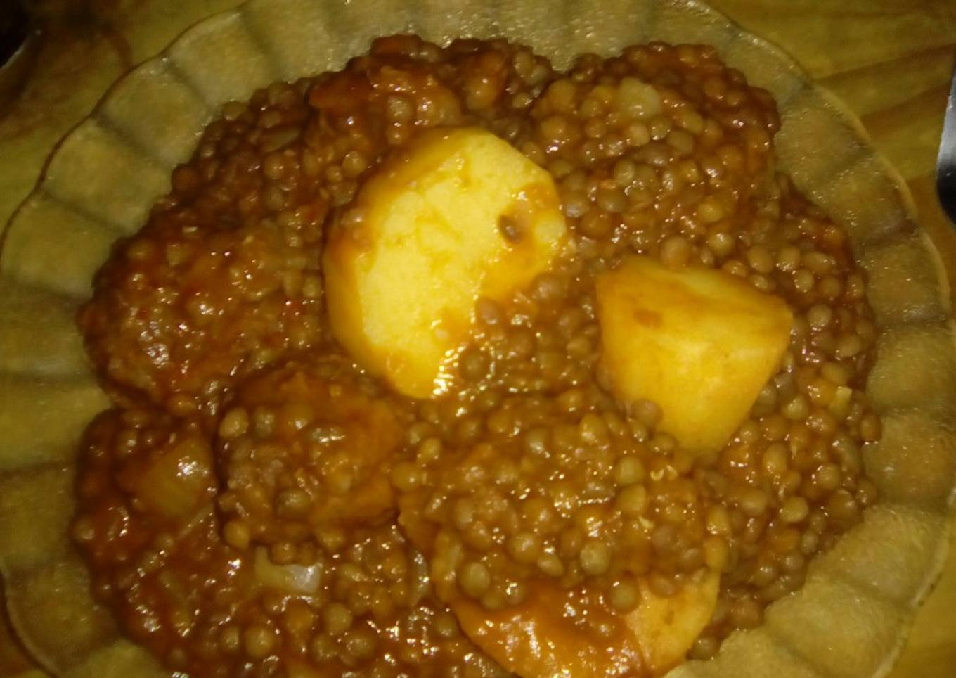 Guiso de lentejas con albóndigas y papas