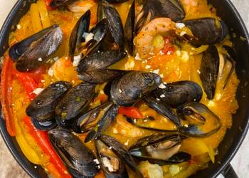 The New Way Cooking Recipe Shakshuka with Shrimp and Mussels Very Delicious