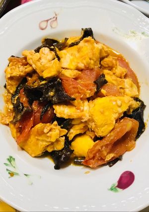 A picture of Tomato and egg stir fry.