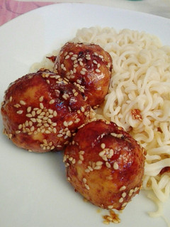 Una foto de Albóndigas caramelizadas con restos de pollo asado