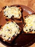 Pan tostado con champiñones y queso