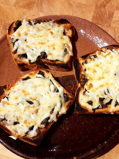Una foto de Pan tostado con champiñones y queso