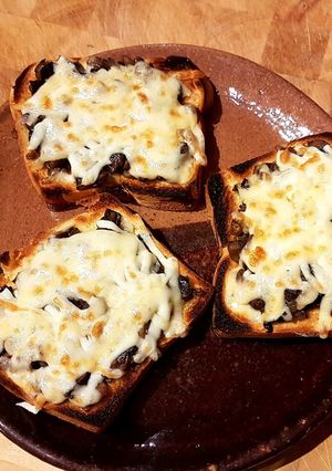 Una foto de Pan tostado con champiñones y queso