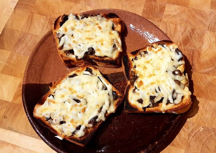 Pan tostado con champiñones y queso