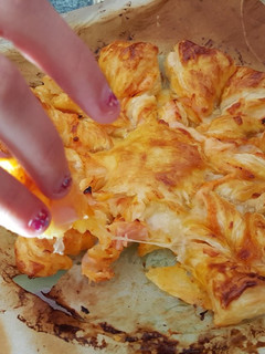 Una foto de Estrella hojaldrada de bacon, lomo, aceitunas y queso