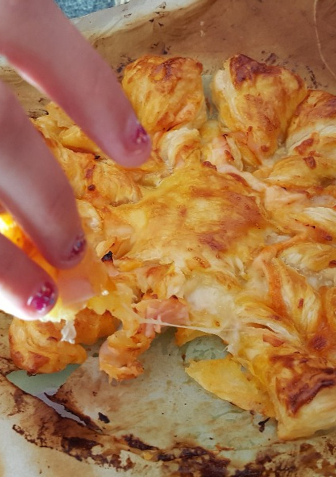 Una foto de Estrella hojaldrada de bacon, lomo, aceitunas y queso