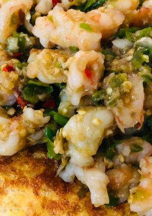 รูปของ ไข่เจียวกุ้งพริกขี้หนู (Stir-fried Shrimp with Bird’s Eye Chili Omelette)