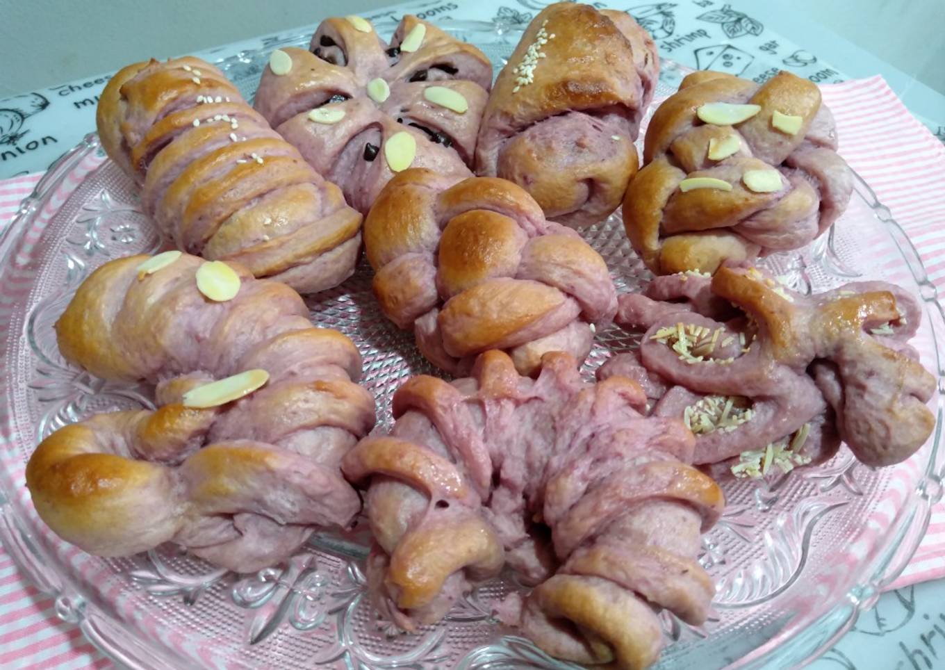 Roti ubi ungu isi coklat keju topping almond wijen