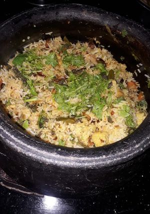 A picture of Veg handi biryani.