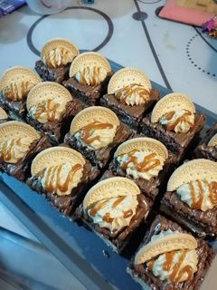 O poză a rețetei Prăjitură cu blat de cacao și cremă cu mascarpone și caramel.