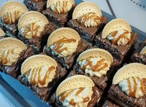 O poză a rețetei Prăjitură cu blat de cacao și cremă cu mascarpone și caramel.