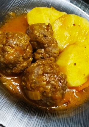 Una foto de Albóndigas con papas 🌟