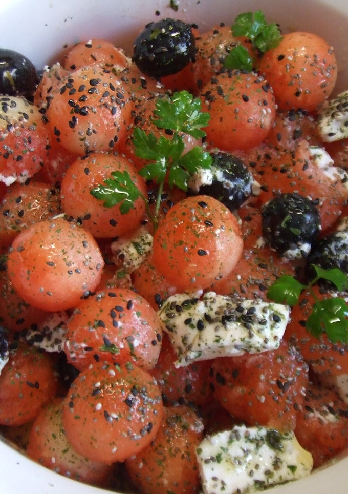 Una foto de Ensalada de sandía y queso de cabra con semillas de chía