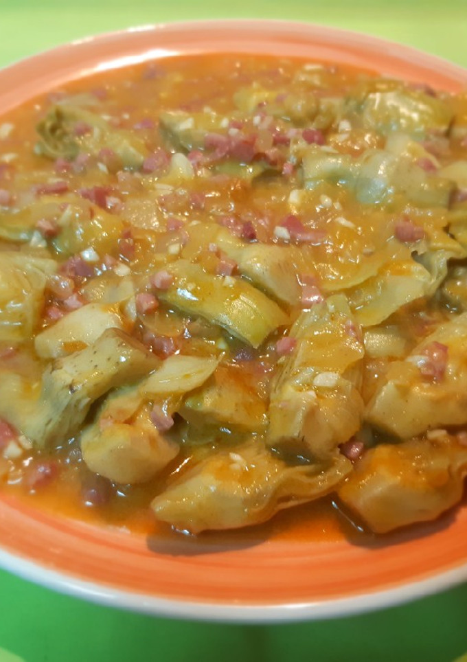 Una foto de Corazones de alcachofas en salsa de jamón