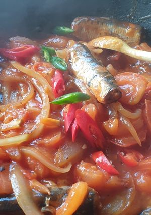 A picture of Sardine tomatoes onion.