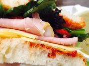 Una foto de sandwich con rúcula