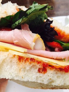 Una foto de Sándwich con jamón dulce queso y mermelada de tomate