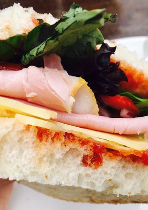 Una foto de Sándwich con jamón dulce queso y mermelada de tomate