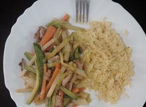 Una foto de Salteado de verduras con carne de puerco y arroz blanco