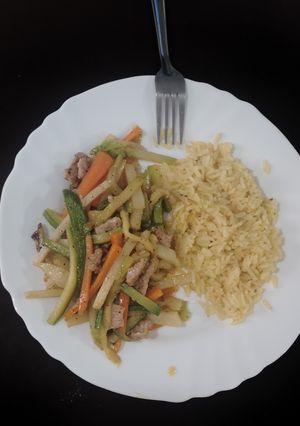 Una foto de Salteado de verduras con carne de puerco y arroz blanco