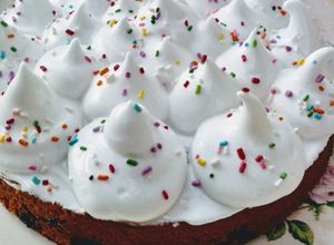 Una foto de Torta reciclada con Merengue Vegano o Aquafaba
