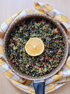 Una foto de Salteado de vegetales al limón 🍋 Espinacas y quinoa salteadas y adherezadas con limón 🍋