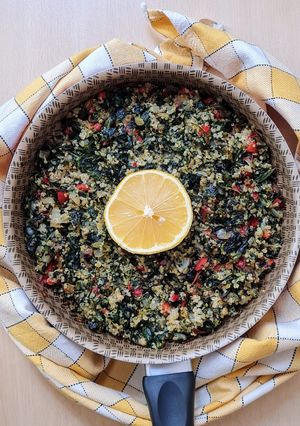 Una foto de Salteado de vegetales al limón 🍋 Espinacas y quinoa salteadas y adherezadas con limón 🍋