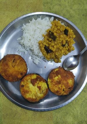 A picture of Chana dal rice with begun bhaja.