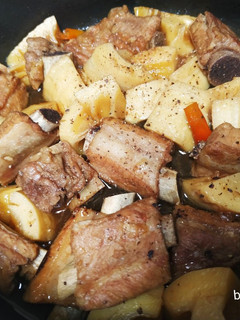 Hình của món Sườn non kho măng.