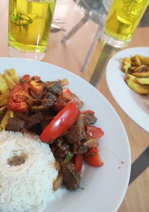 Una foto de Lomo saltado🥩🍟🍽️