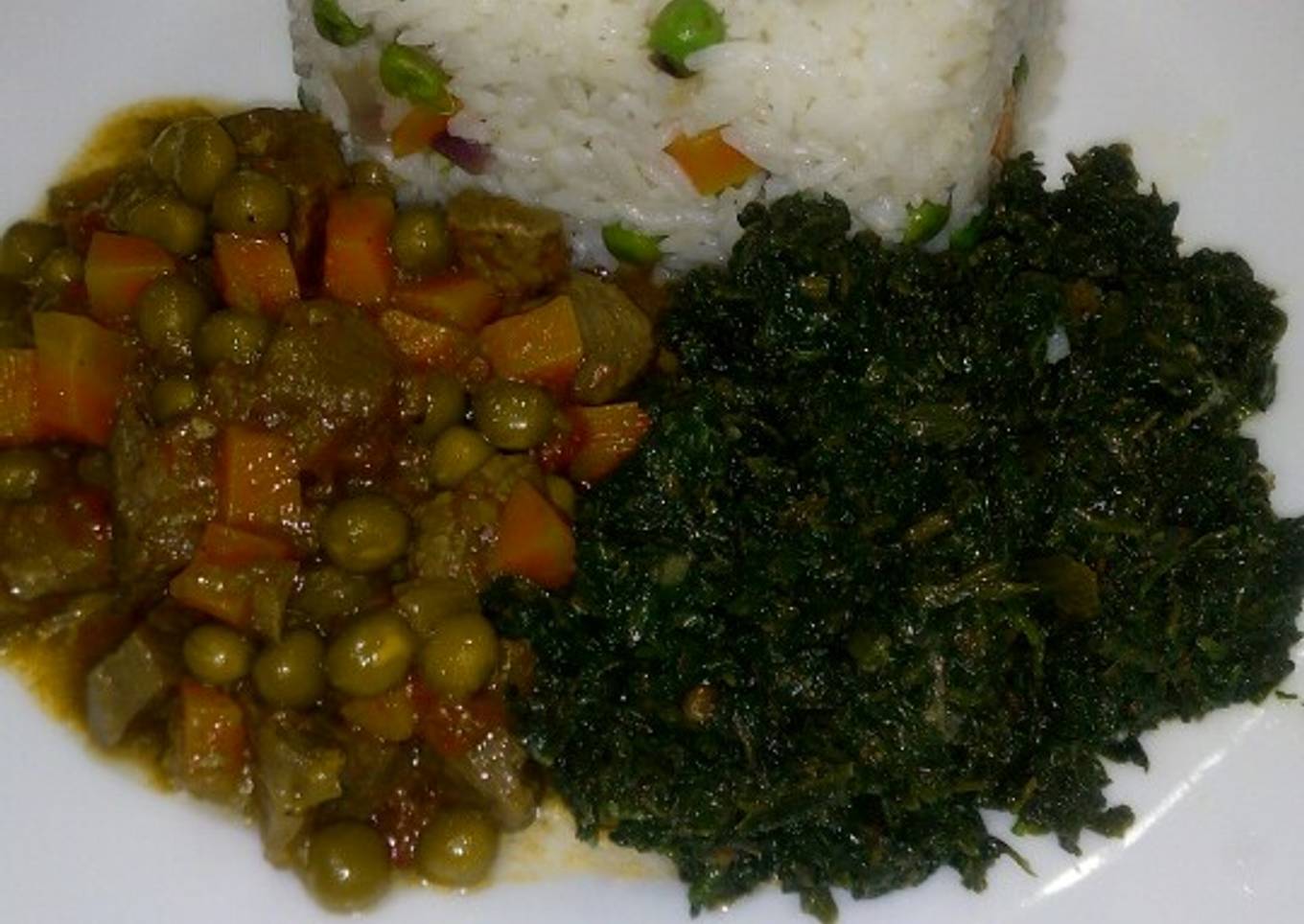 Vegetable rice served with beef stew/kahurura