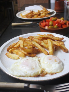 Una foto de Huevos fritos con patatas