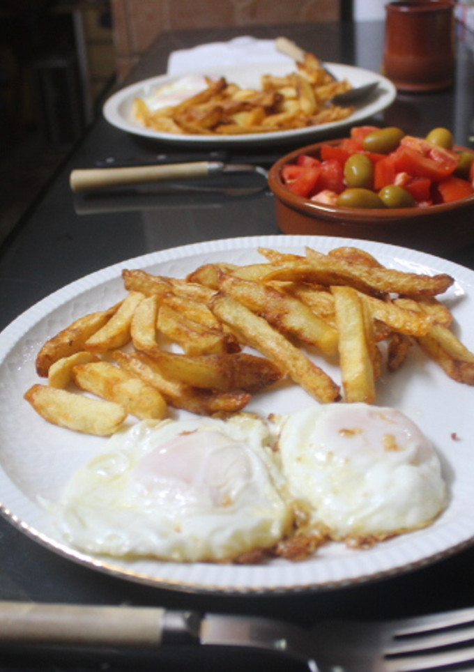 Una foto de Huevos fritos con patatas