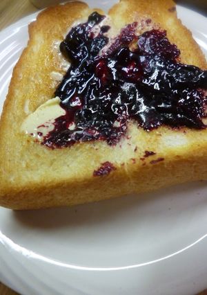 A picture of Blueberry Jam & Margarine Toast.
