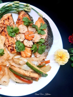 Hình của món Phở chiên giòn kèm cá hồi.