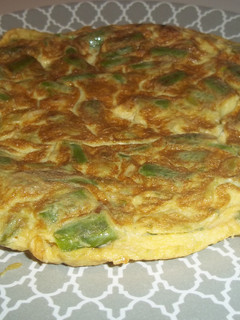 Una foto de Tortilla de ajos tiernos y espárragos trigueros