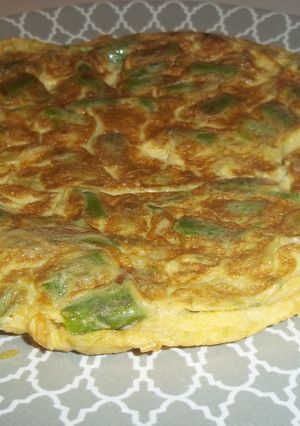 Una foto de Tortilla de ajos tiernos y espárragos trigueros