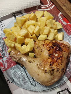 Una foto de Pollo al horno con papas fritas y ensaladita