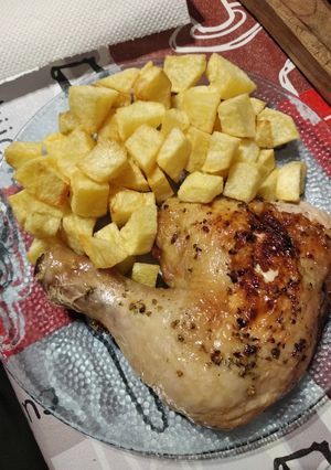 Una foto de Pollo al horno con papas fritas y ensaladita