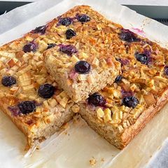 A picture of Oatmeal with Apple Cake.