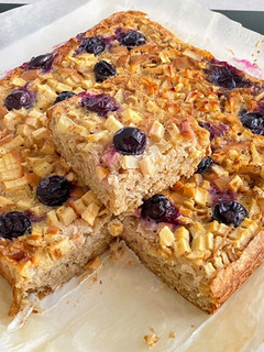 A picture of Oatmeal with Apple Cake.