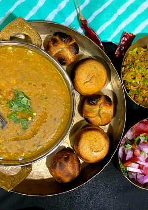દાળ બાટી (Dal Bati Recipe In Gujarati) રેસીપી મુખ્ય ફોટો