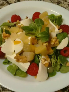 Una foto de Ensalada de canónigos con macedonia, frambuesas, queso fresco
