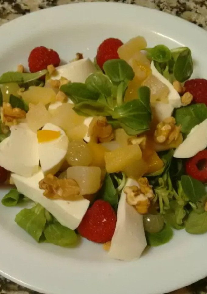 Una foto de Ensalada de canónigos con macedonia, frambuesas, queso fresco